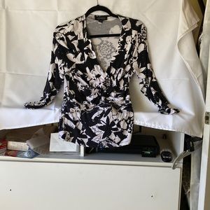 Cable and gauge floral knotted cross cross v neck shirt